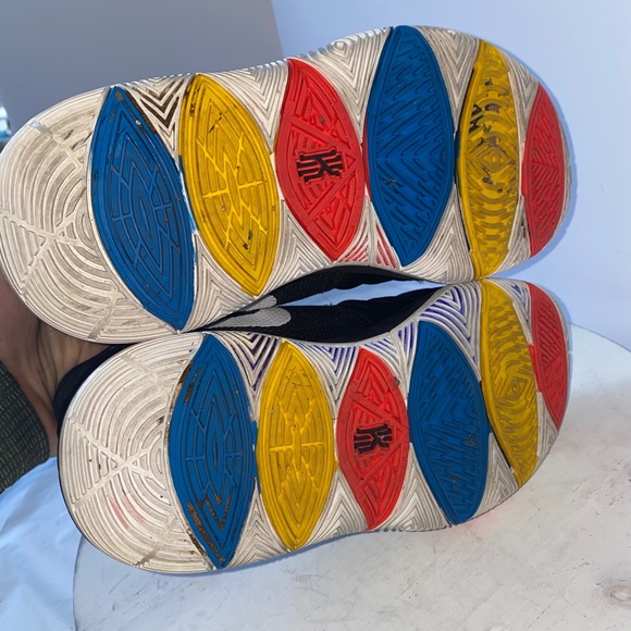 Nike Kyrie 5 Friends Special Edition GS 5Y - Picture 10 of 14